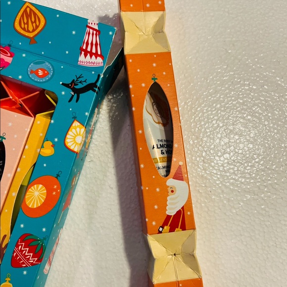 GIFT SET HAND CREAM LOTION CHRISTMAS CRACKERS POPPERS SCENTED STOCKING STUFFER 6 - Picture 3 of 4